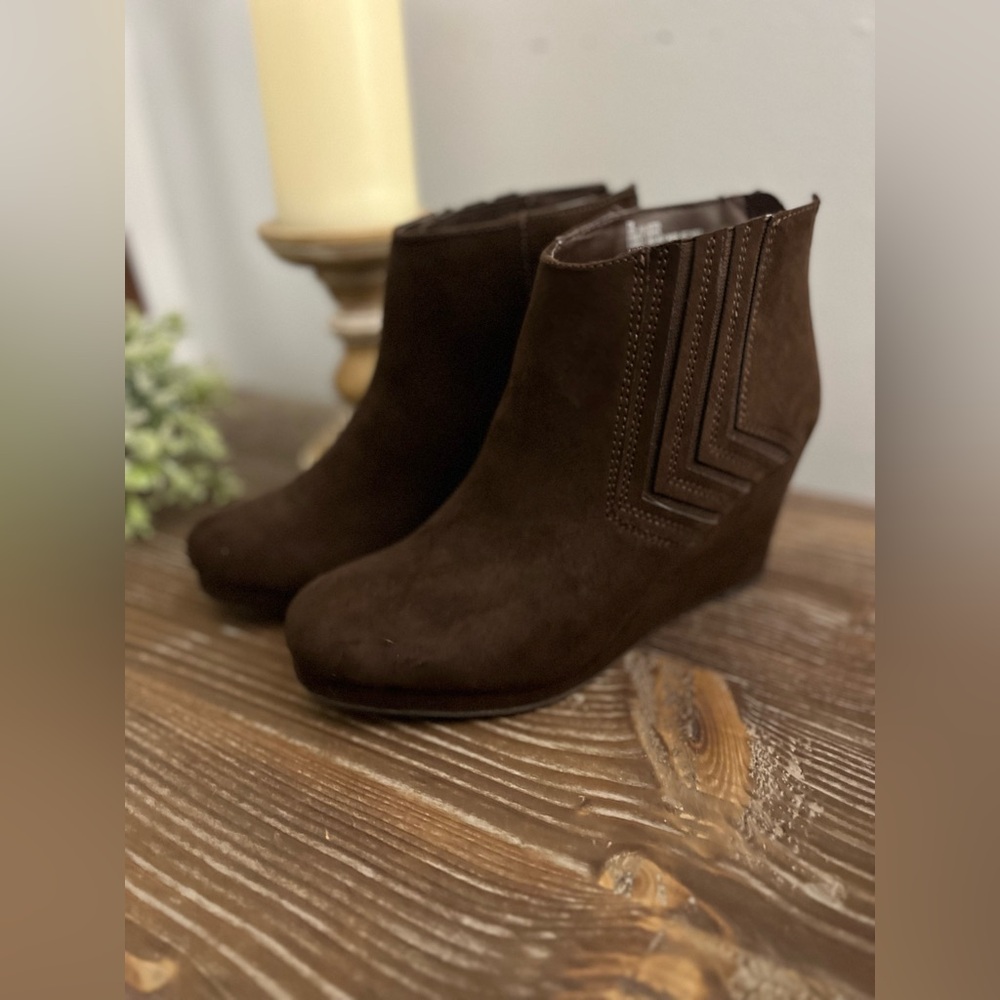 NEW Sugar Juliette Chocolate Brown Faux Suede Wedge Ankle Boots 8